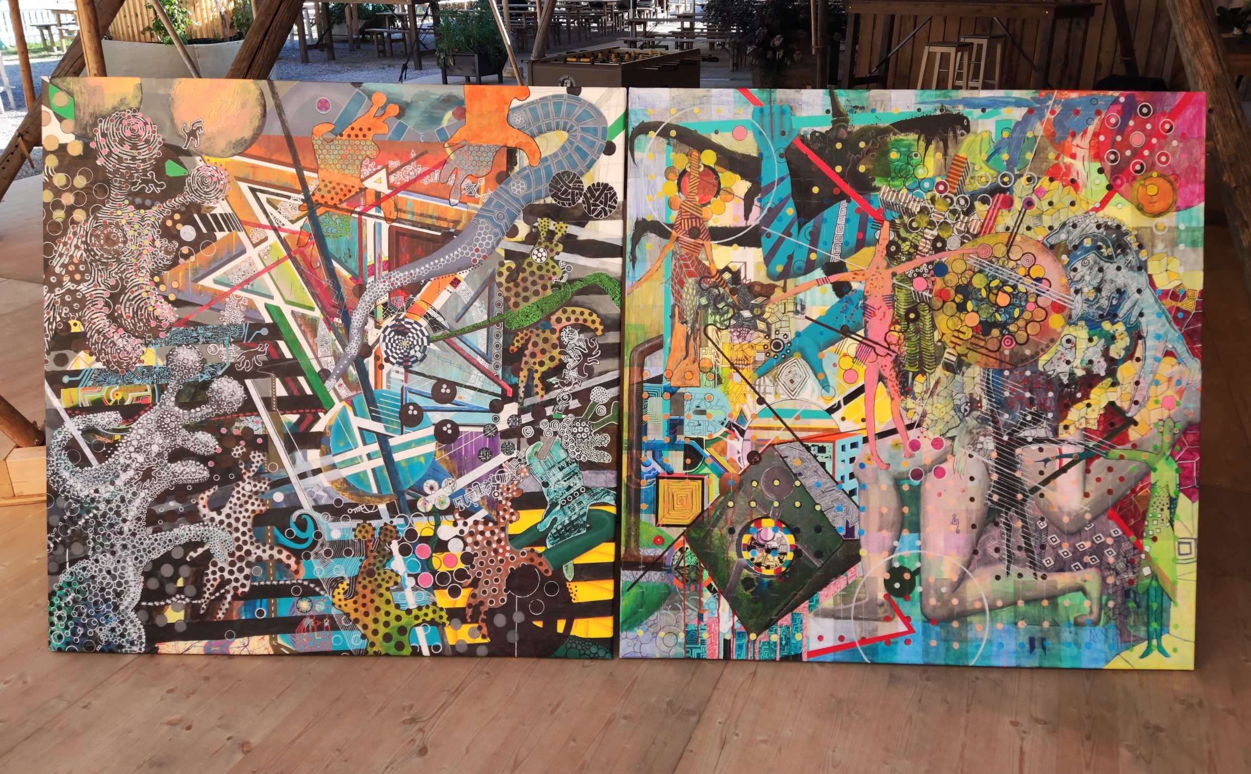 Zwei großformatige Mixed-Media-Gemälde von Urs Noser & Eugen Lötscher – „In Richtung Downtown“ und „What the Heck“, farbintensiv, abstrakt, 130 × 130 cm, Ausstellung Kornschütte Luzern 2025.